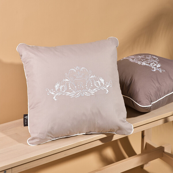 Подушка ROYAL з вишивкою ТМ IDEIA 45 x 45 см св.сірий - зображення 1