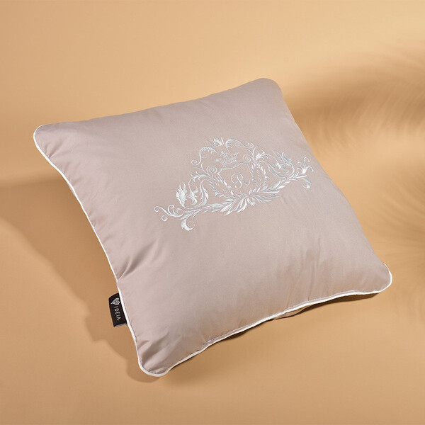 Подушка ROYAL з вишивкою ТМ IDEIA 45 x 45 см св.сірий - зображення 2